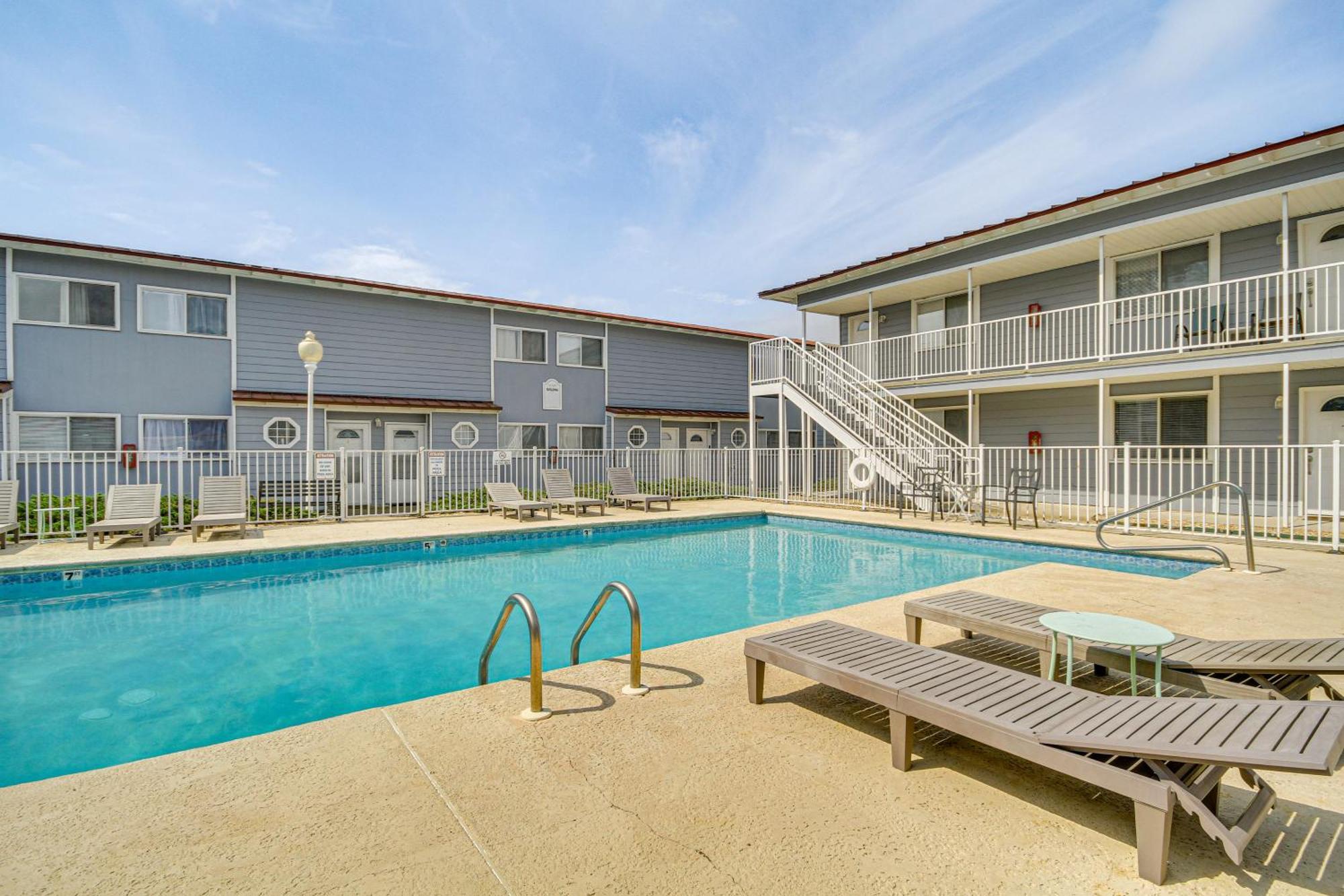Airy Biloxi Condo With Patio Walk To Beach! Exterior photo